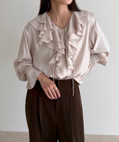 fredy emue(フレディエミュ)の「ボリュームフリル前開きブラウス(シャツ/ブラウス・レディース・アイボリー/グレイッシュブルー/チャコールグレー・38)」の9枚目の写真