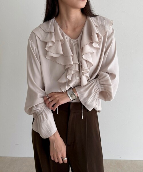 fredy emue(フレディエミュ)の「ボリュームフリル前開きブラウス(シャツ/ブラウス・レディース・アイボリー/グレイッシュブルー/チャコールグレー・38)」の10枚目の写真