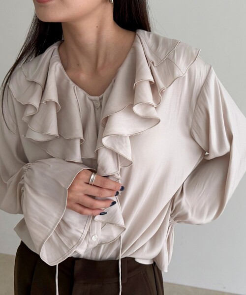 fredy emue(フレディエミュ)の「ボリュームフリル前開きブラウス(シャツ/ブラウス・レディース・アイボリー/グレイッシュブルー/チャコールグレー・38)」の11枚目の写真