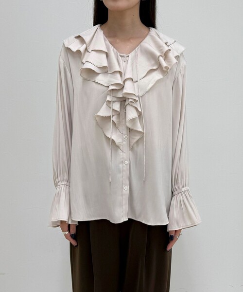 fredy emue(フレディエミュ)の「ボリュームフリル前開きブラウス(シャツ/ブラウス・レディース・アイボリー/グレイッシュブルー/チャコールグレー・38)」の12枚目の写真