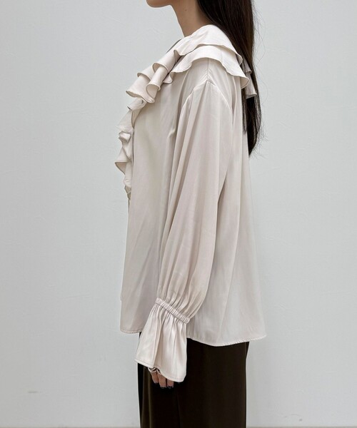 fredy emue(フレディエミュ)の「ボリュームフリル前開きブラウス(シャツ/ブラウス・レディース・アイボリー/グレイッシュブルー/チャコールグレー・38)」の13枚目の写真