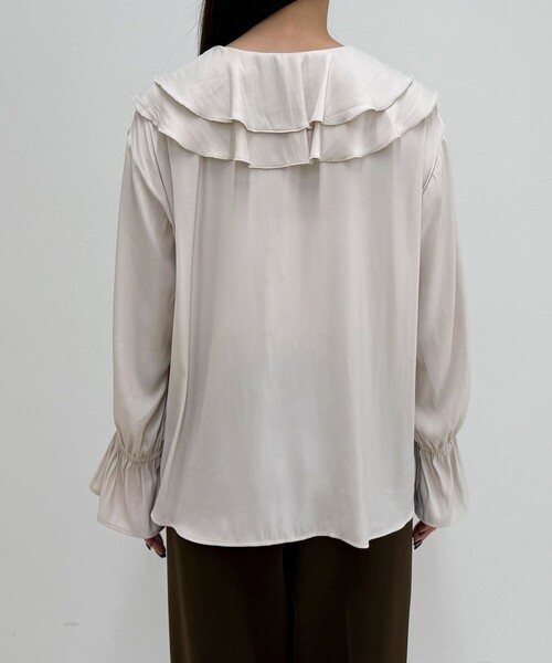 fredy emue(フレディエミュ)の「ボリュームフリル前開きブラウス(シャツ/ブラウス・レディース・アイボリー/グレイッシュブルー/チャコールグレー・38)」の14枚目の写真