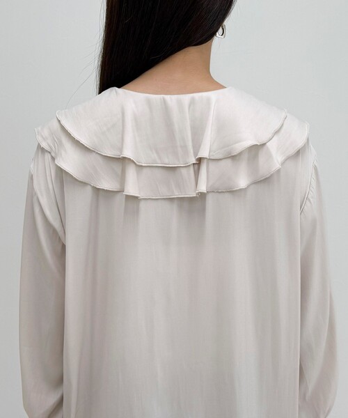 fredy emue(フレディエミュ)の「ボリュームフリル前開きブラウス(シャツ/ブラウス・レディース・アイボリー/グレイッシュブルー/チャコールグレー・38)」の15枚目の写真