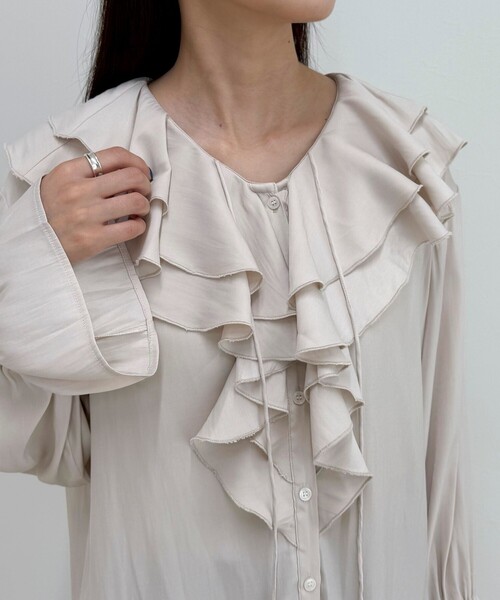 fredy emue(フレディエミュ)の「ボリュームフリル前開きブラウス(シャツ/ブラウス・レディース・アイボリー/グレイッシュブルー/チャコールグレー・38)」の16枚目の写真