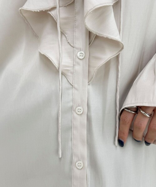 fredy emue(フレディエミュ)の「ボリュームフリル前開きブラウス(シャツ/ブラウス・レディース・アイボリー/グレイッシュブルー/チャコールグレー・38)」の17枚目の写真