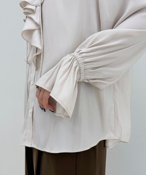 fredy emue(フレディエミュ)の「ボリュームフリル前開きブラウス(シャツ/ブラウス・レディース・アイボリー/グレイッシュブルー/チャコールグレー・38)」の18枚目の写真