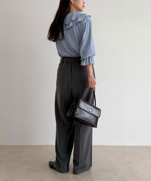 fredy emue(フレディエミュ)の「ボリュームフリル前開きブラウス(シャツ/ブラウス・レディース・アイボリー/グレイッシュブルー/チャコールグレー・38)」の20枚目の写真