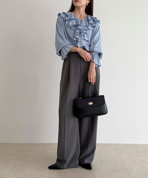 fredy emue(フレディエミュ)の「ボリュームフリル前開きブラウス(シャツ/ブラウス・レディース・アイボリー/グレイッシュブルー/チャコールグレー・38)」の21枚目の写真