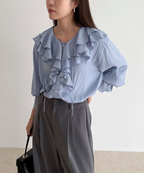 fredy emue(フレディエミュ)の「ボリュームフリル前開きブラウス(シャツ/ブラウス・レディース・アイボリー/グレイッシュブルー/チャコールグレー・38)」の22枚目の写真