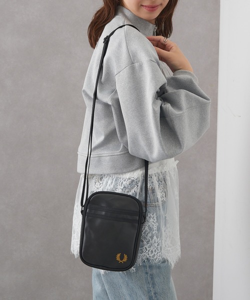 FRED PERRY(フレッドペリー)の「【FRED PERRY】TONAL CLASSIC SMALL SIDE BAG L2166(ショルダーバッグ・メンズ・ブラック・FREE)」の4枚目の写真