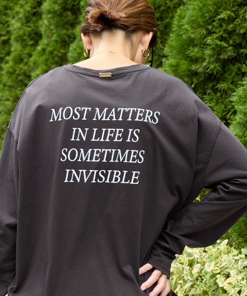 MICA&DEAL(マイカ&ディール)の「バックプリントロゴロングTシャツ(Tシャツ/カットソー・レディース・ホワイト/ベージュ/スミクロ・FREE)」の3枚目の写真