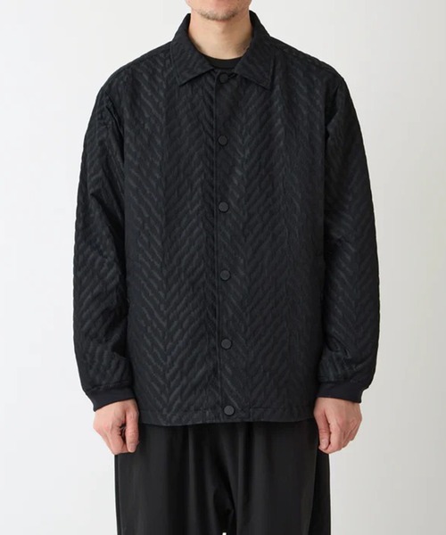 WHITE MOUNTAINEERING(ホワイトマウンテニアリング)の「【White Mountaineering/ホワイトマウンテニアリング】WINDSTOPPER HERRINGBONE JACQUARD COACH JACKET(ブルゾン・メンズ・ブラック・2/3)」の2枚目の写真