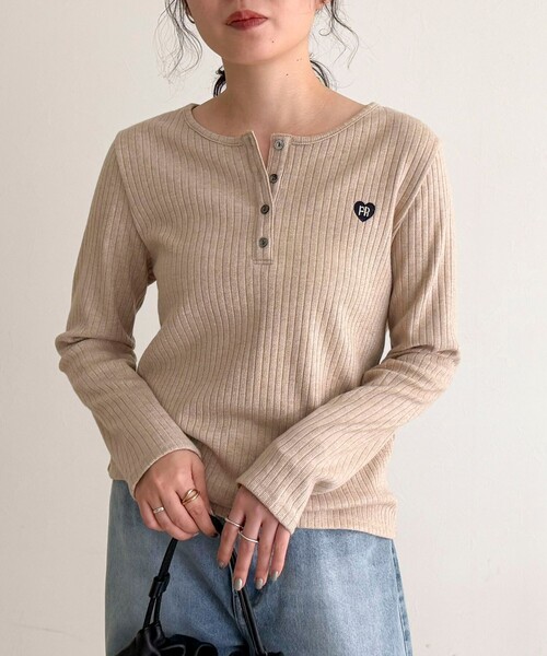 fredy emue（フレディエミュ）の「ハート刺繍ヘンリーリブプルオーバー（Tシャツ/カットソー・レディース・オフホワイト/グレー/ブラック/ベージュ・38）」の4枚目の写真