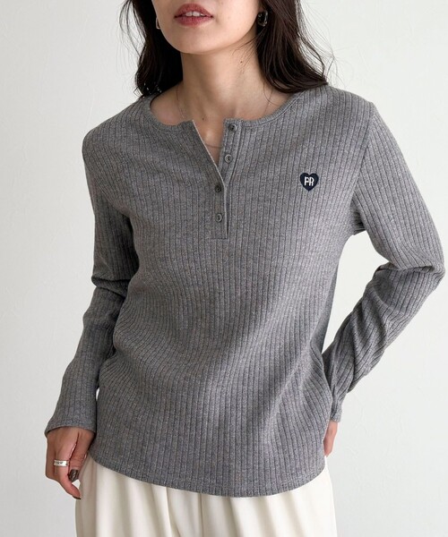 fredy emue（フレディエミュ）の「ハート刺繍ヘンリーリブプルオーバー（Tシャツ/カットソー・レディース・オフホワイト/グレー/ブラック/ベージュ・38）」の3枚目の写真