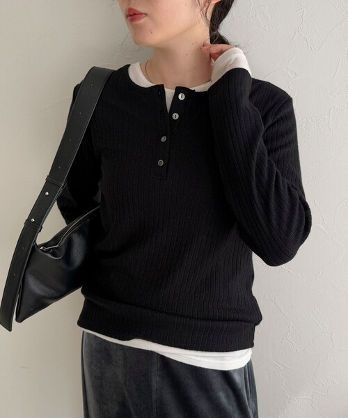 fredy emue（フレディエミュ）の「ハート刺繍ヘンリーリブプルオーバー（Tシャツ/カットソー・レディース・オフホワイト/グレー/ブラック/ベージュ・38）」の2枚目の写真