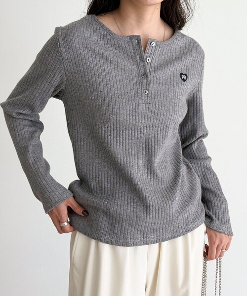 fredy emue（フレディエミュ）の「ハート刺繍ヘンリーリブプルオーバー（Tシャツ/カットソー・レディース・オフホワイト/グレー/ブラック/ベージュ・38）」の22枚目の写真