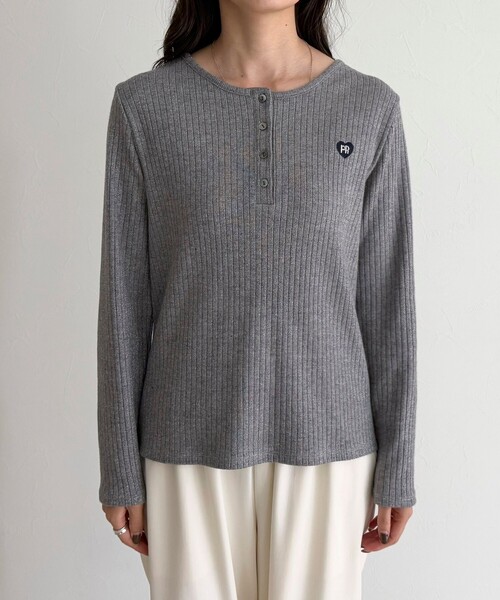 fredy emue（フレディエミュ）の「ハート刺繍ヘンリーリブプルオーバー（Tシャツ/カットソー・レディース・オフホワイト/グレー/ブラック/ベージュ・38）」の16枚目の写真