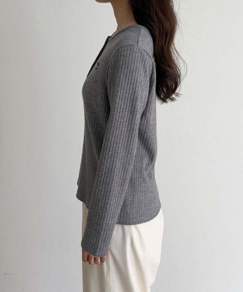 fredy emue（フレディエミュ）の「ハート刺繍ヘンリーリブプルオーバー（Tシャツ/カットソー・レディース・オフホワイト/グレー/ブラック/ベージュ・38）」の18枚目の写真