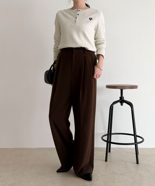 fredy emue（フレディエミュ）の「ハート刺繍ヘンリーリブプルオーバー（Tシャツ/カットソー・レディース・オフホワイト/グレー/ブラック/ベージュ・38）」の5枚目の写真