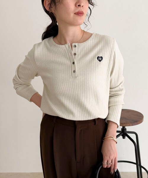 fredy emue（フレディエミュ）の「ハート刺繍ヘンリーリブプルオーバー（Tシャツ/カットソー・レディース・オフホワイト/グレー/ブラック/ベージュ・38）」の12枚目の写真