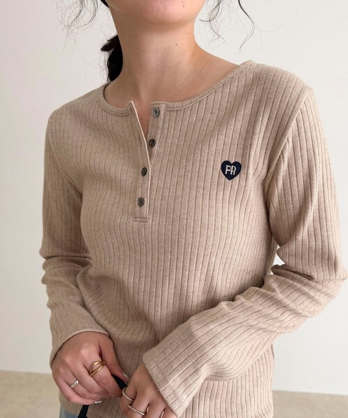 fredy emue（フレディエミュ）の「ハート刺繍ヘンリーリブプルオーバー（Tシャツ/カットソー・レディース・オフホワイト/グレー/ブラック/ベージュ・38）」の8枚目の写真