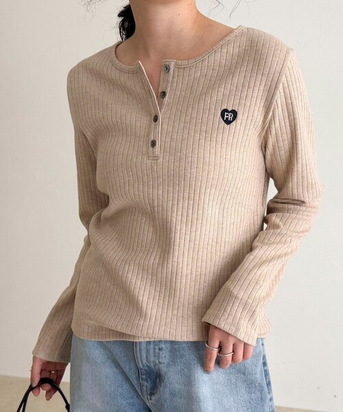 fredy emue（フレディエミュ）の「ハート刺繍ヘンリーリブプルオーバー（Tシャツ/カットソー・レディース・オフホワイト/グレー/ブラック/ベージュ・38）」の7枚目の写真