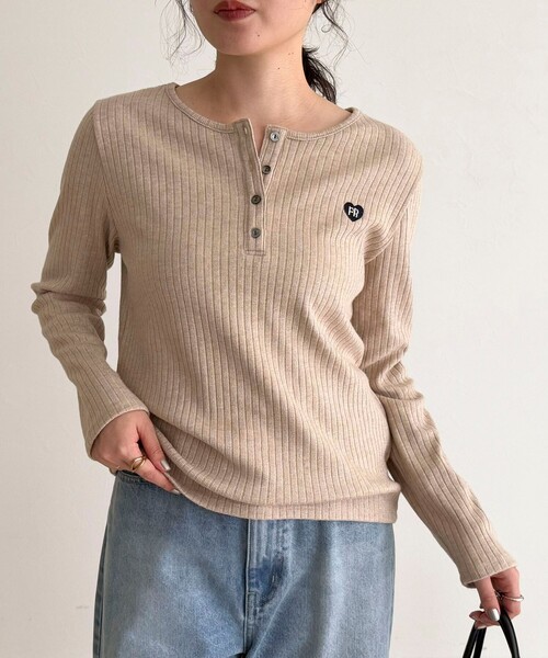 fredy emue（フレディエミュ）の「ハート刺繍ヘンリーリブプルオーバー（Tシャツ/カットソー・レディース・オフホワイト/グレー/ブラック/ベージュ・38）」の9枚目の写真