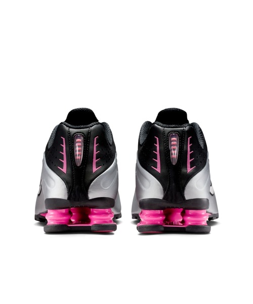 NIKE(ナイキ)の「NIKE Shox R4(ナイキ ウィメンズ ショックス R4)(スニーカー・レディース・ブラック系・23cm/23.5cm/24cm/24.5cm/25cm)」の9枚目の写真