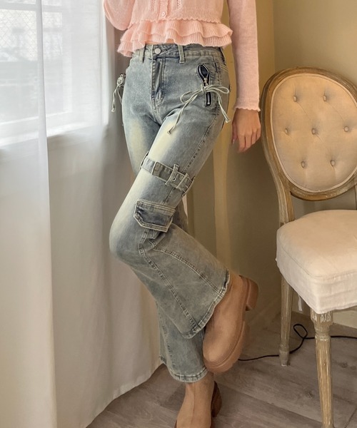 MORE self LOVE(モアセルフラブ)の「サイドベルトカーゴフレアデニム(デニムパンツ・レディース・ブルー・FREE)」の1枚目の写真