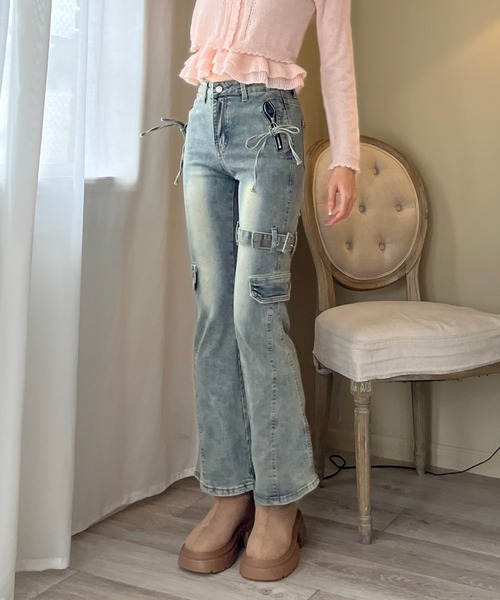 MORE self LOVE(モアセルフラブ)の「サイドベルトカーゴフレアデニム(デニムパンツ・レディース・ブルー・FREE)」の4枚目の写真