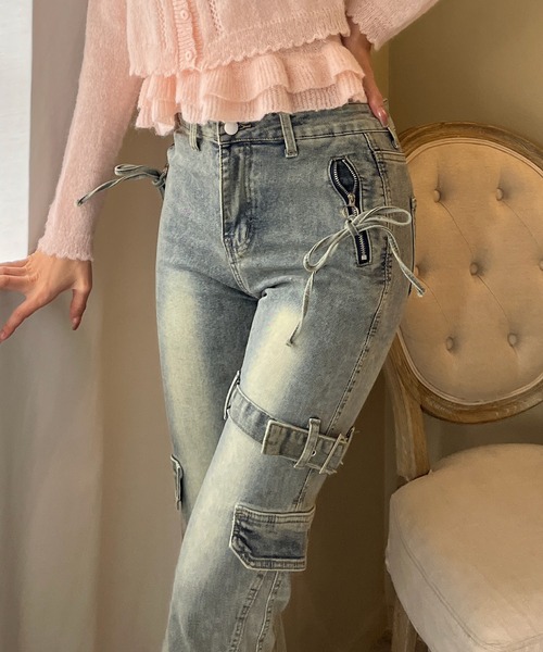 MORE self LOVE(モアセルフラブ)の「サイドベルトカーゴフレアデニム(デニムパンツ・レディース・ブルー・FREE)」の2枚目の写真