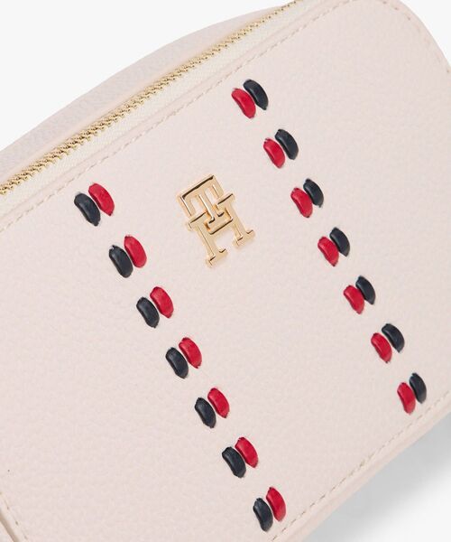 TOMMY HILFIGER(トミーヒルフィガー)の「タイムレスカメラバッグ(ボディバッグ/ウエストポーチ・レディース・ネイビー/アイボリー・FREE)」の3枚目の写真