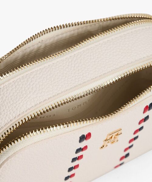 TOMMY HILFIGER(トミーヒルフィガー)の「タイムレスカメラバッグ(ボディバッグ/ウエストポーチ・レディース・ネイビー/アイボリー・FREE)」の4枚目の写真