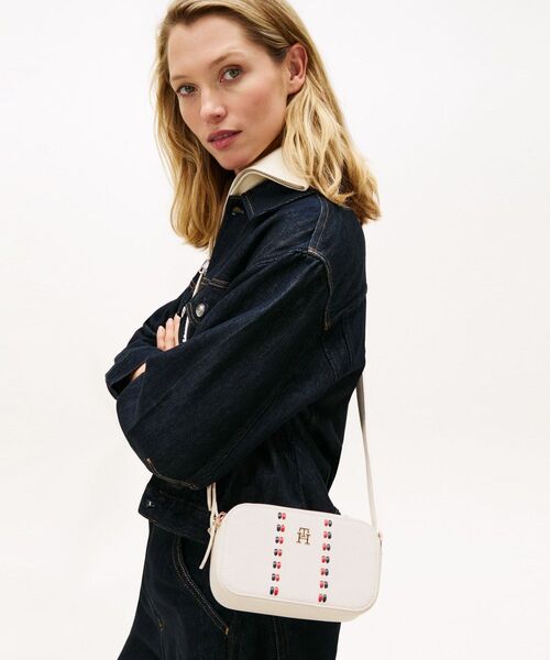 TOMMY HILFIGER(トミーヒルフィガー)の「タイムレスカメラバッグ(ボディバッグ/ウエストポーチ・レディース・ネイビー/アイボリー・FREE)」の5枚目の写真