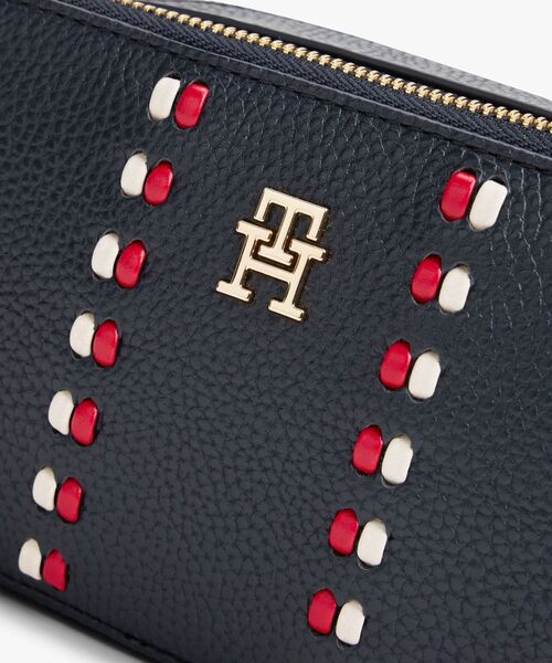 TOMMY HILFIGER(トミーヒルフィガー)の「タイムレスカメラバッグ(ボディバッグ/ウエストポーチ・レディース・ネイビー/アイボリー・FREE)」の7枚目の写真