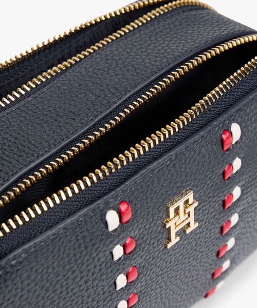 TOMMY HILFIGER(トミーヒルフィガー)の「タイムレスカメラバッグ(ボディバッグ/ウエストポーチ・レディース・ネイビー/アイボリー・FREE)」の8枚目の写真