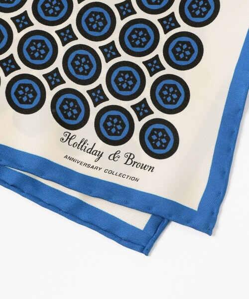 BEAMS F(ビームスエフ)の「Holliday & Brown / シルク 小紋柄 チーフ(ハンカチ/ハンドタオル・メンズ・ブルー/ワイン・ONE SIZE)」の4枚目の写真