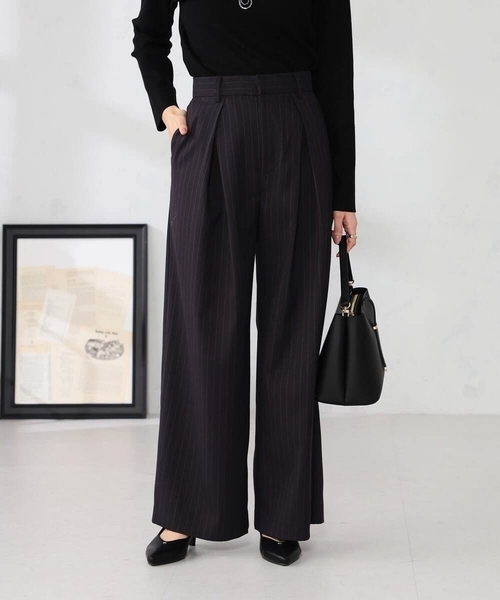 a.v.v(アーヴェヴェ)の「ストライプタックワイドパンツ(その他パンツ・レディース・ブラウン・38/40)」の1枚目の写真