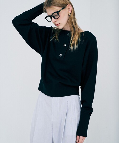 uncrave(アンクレイヴ)の「スウェットライクニット ヘンリーネックトップス(ニット/セーター・レディース・ブラック系/ホワイト系/ライトグレー系・F)」の1枚目の写真