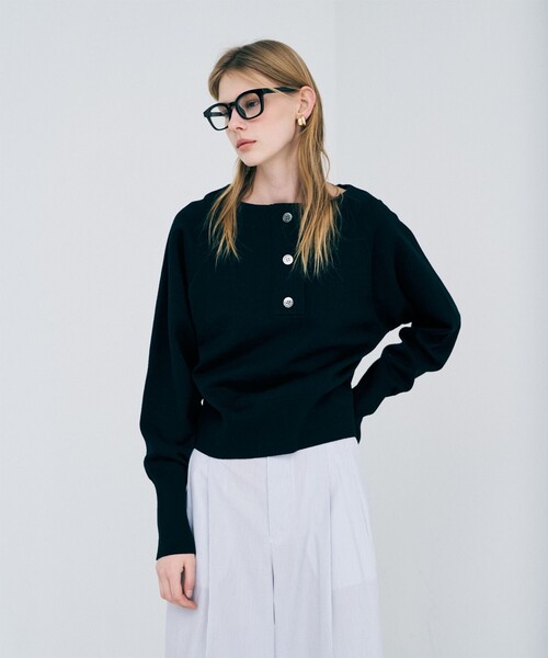 uncrave(アンクレイヴ)の「スウェットライクニット ヘンリーネックトップス(ニット/セーター・レディース・ブラック系/ホワイト系/ライトグレー系・F)」の4枚目の写真