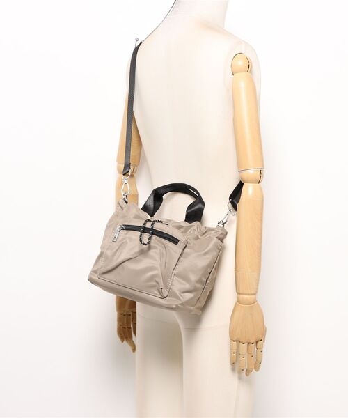 florist（フローリスト）の「【2WAY・多ポケット】ドロストナイロンハンドバッグ/ショルダーバッグ（ショルダーバッグ・レディース・グレイッシュベージュ/ブラック/グレー・FREE）」の7枚目の写真