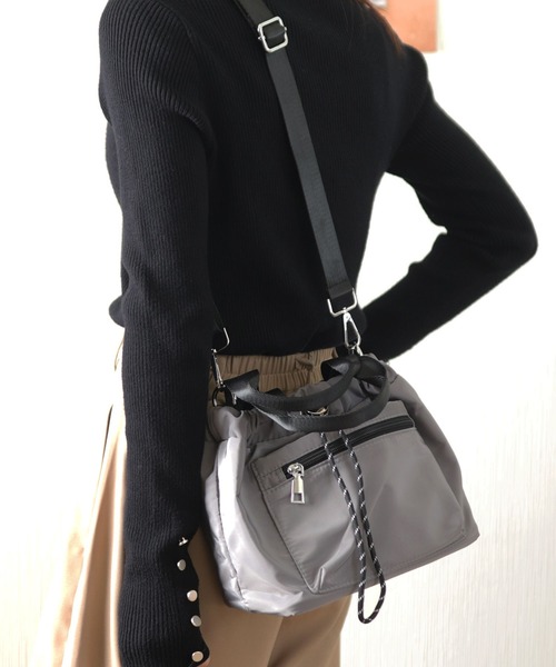 florist（フローリスト）の「【2WAY・多ポケット】ドロストナイロンハンドバッグ/ショルダーバッグ（ショルダーバッグ・レディース・グレイッシュベージュ/ブラック/グレー・FREE）」の3枚目の写真