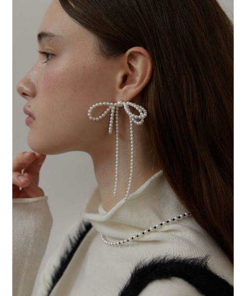LOVE ME MONSTER(ラブミーモンスター)の「Double Pearl Ribbon Earrings (L244MER010)(ピアス(両耳用)・レディース・アイボリー・FREE)」の1枚目の写真