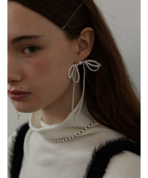 LOVE ME MONSTER(ラブミーモンスター)の「Double Pearl Ribbon Earrings (L244MER010)(ピアス(両耳用)・レディース・アイボリー・FREE)」の2枚目の写真