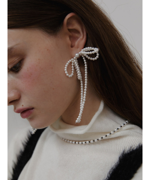 LOVE ME MONSTER(ラブミーモンスター)の「Double Pearl Ribbon Earrings (L244MER010)(ピアス(両耳用)・レディース・アイボリー・FREE)」の3枚目の写真