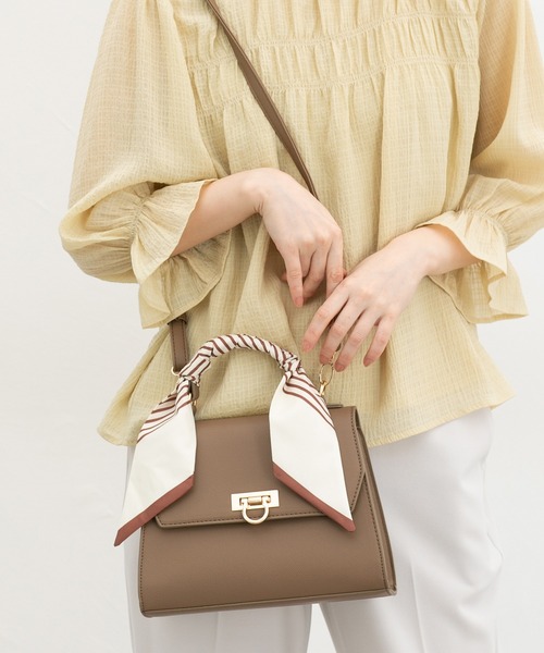 Honeys(ハニーズ)の「スカーフ付フラップバッグ(ハンドバッグ・レディース・アイボリー/ブラック/ブラウン・FREE)」の3枚目の写真