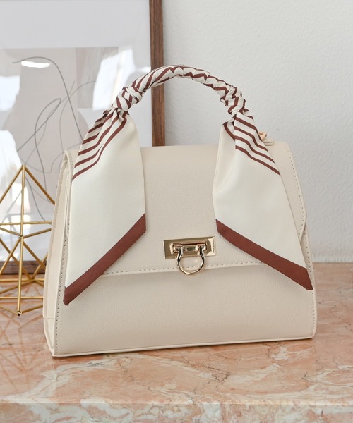 Honeys(ハニーズ)の「スカーフ付フラップバッグ(ハンドバッグ・レディース・アイボリー/ブラック/ブラウン・FREE)」の1枚目の写真