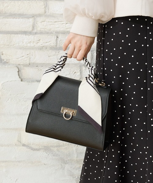 Honeys(ハニーズ)の「スカーフ付フラップバッグ(ハンドバッグ・レディース・アイボリー/ブラック/ブラウン・FREE)」の2枚目の写真