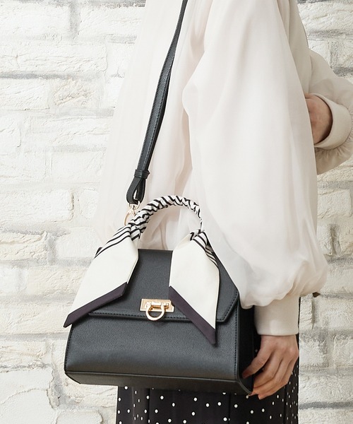 Honeys(ハニーズ)の「スカーフ付フラップバッグ(ハンドバッグ・レディース・アイボリー/ブラック/ブラウン・FREE)」の4枚目の写真