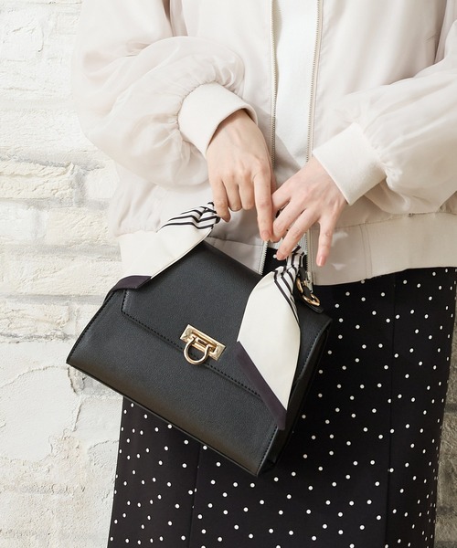 Honeys(ハニーズ)の「スカーフ付フラップバッグ(ハンドバッグ・レディース・アイボリー/ブラック/ブラウン・FREE)」の5枚目の写真